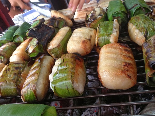 Món ăn vặt từ gạo xôi bọc chuối nướng